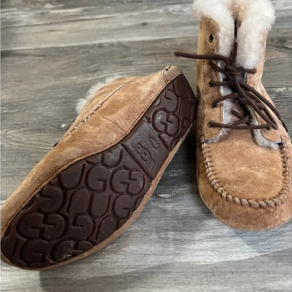 Uggs - Picture 1 of 2